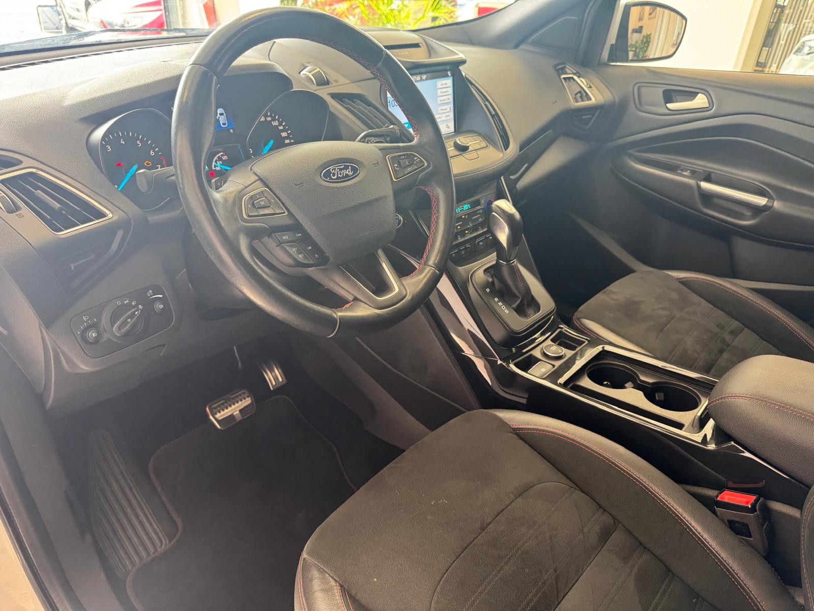 Fahrzeugabbildung Ford Kuga ST-Line / AHK/NAVI/KLIMA/8.FACH BEREIFT