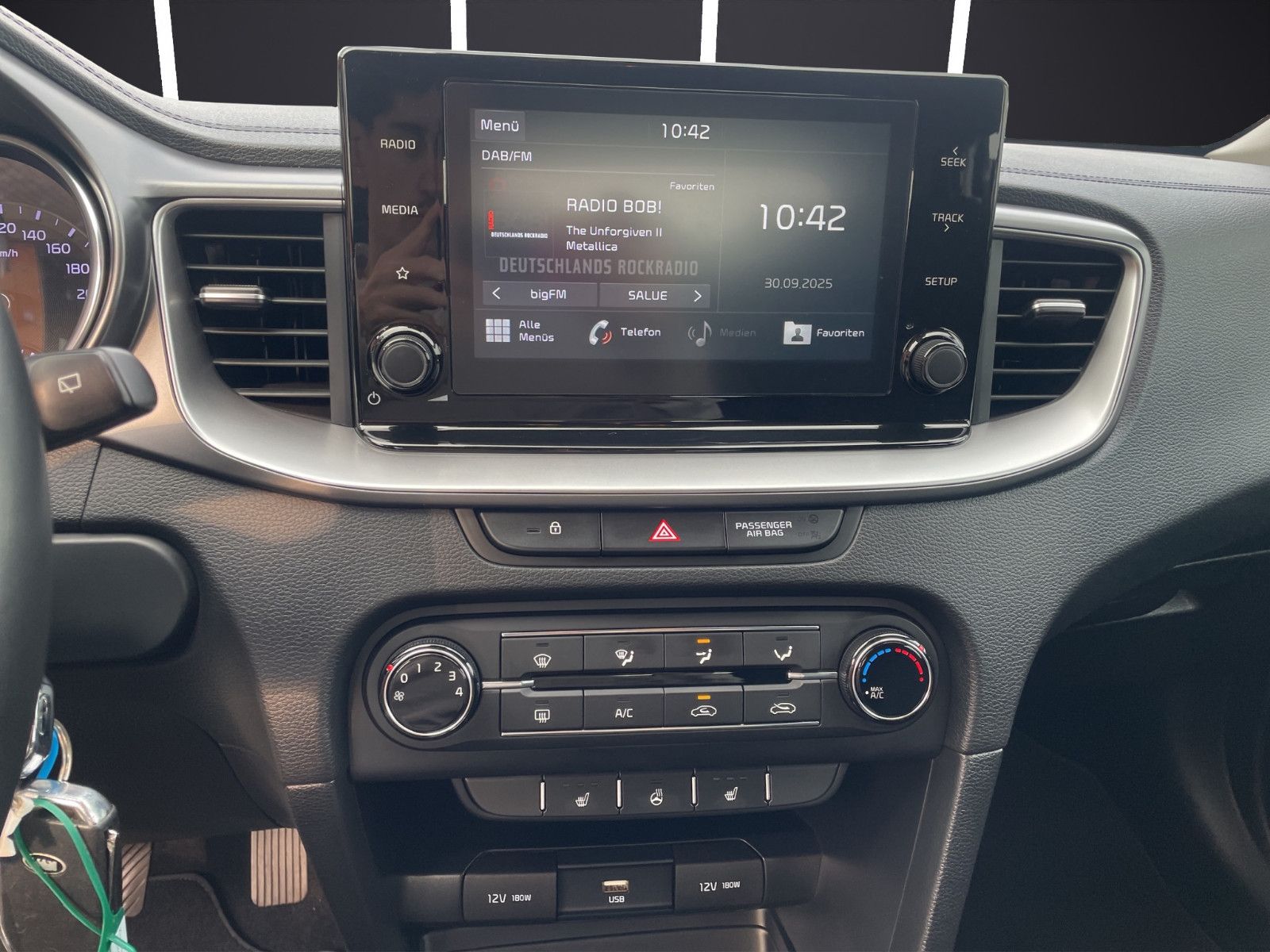 Fahrzeugabbildung Kia ceed*Apple CarPlay*Emotion Paket*Winter Paket