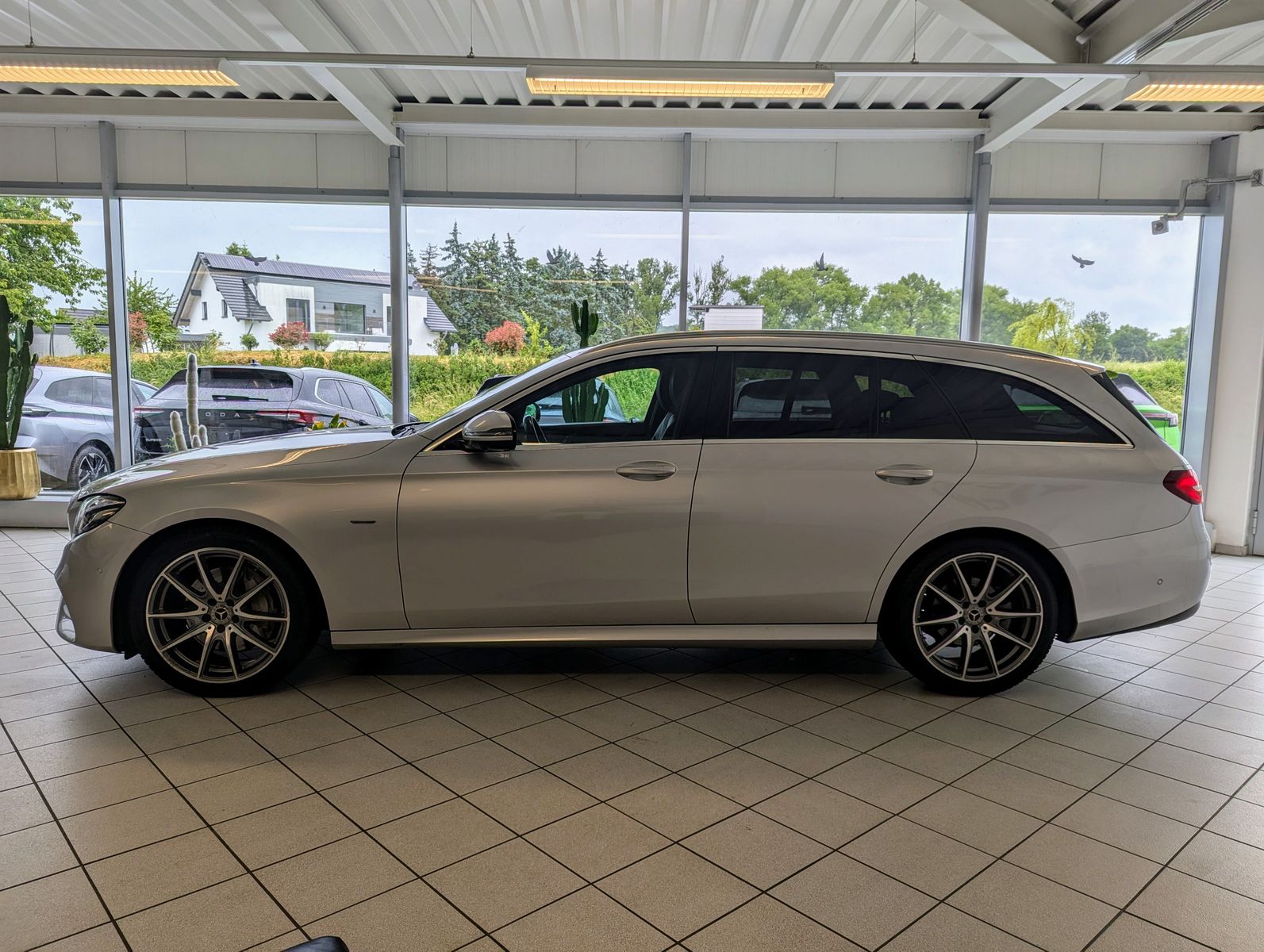 MERCEDES-BENZ E 220 d AMG StHz. Multibeam 360° Memory AHK 19" - Image 4