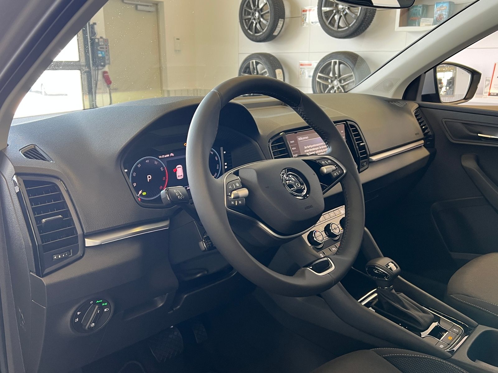 Fahrzeugabbildung SKODA Karoq DRIVE 1.5 TSI DSG *AHK, ACC, LED, Virtual