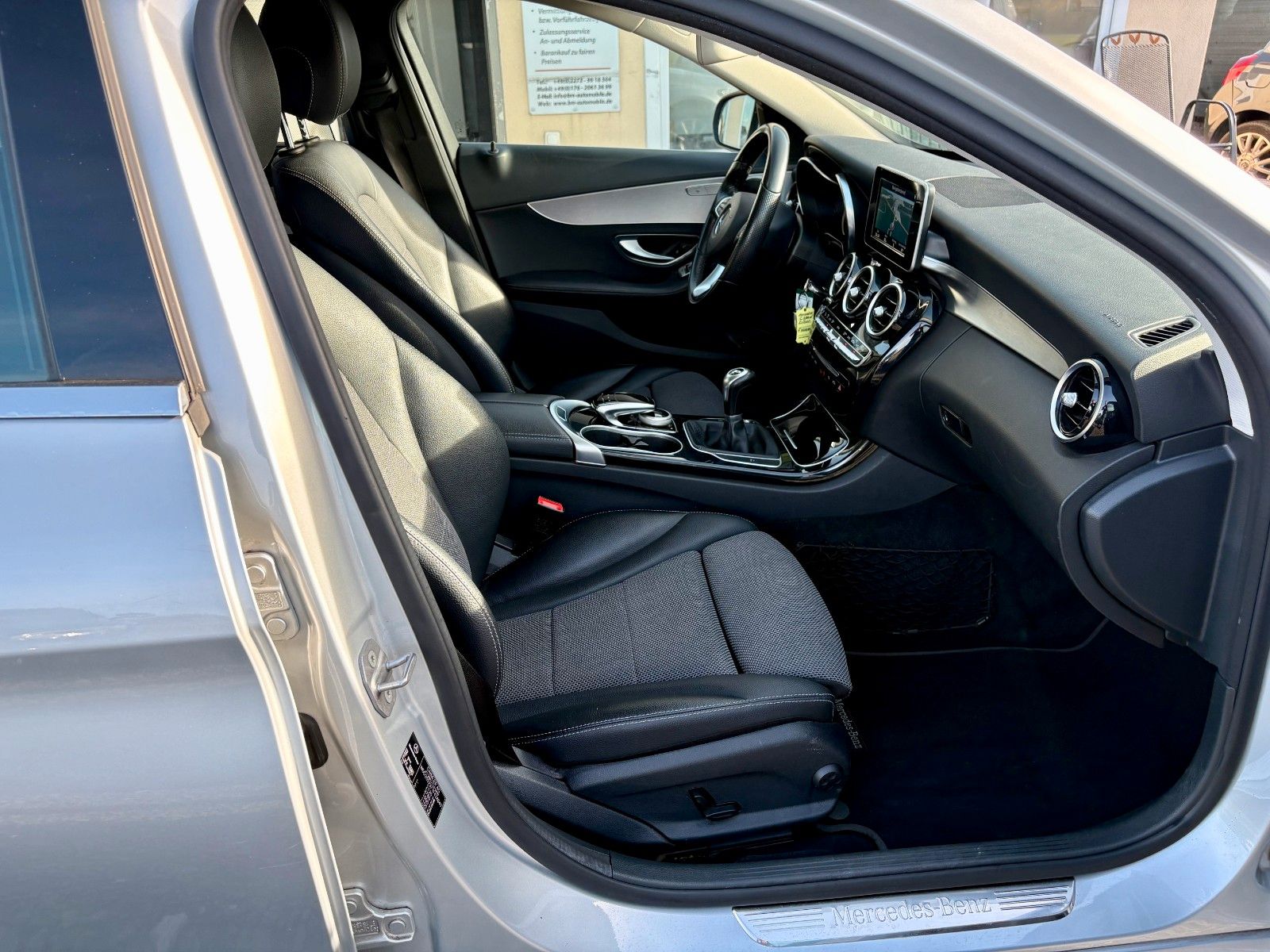 Fahrzeugabbildung Mercedes-Benz C 200 T AVANTGARDE Navi Leder SPORTSITZE PDC 2HD