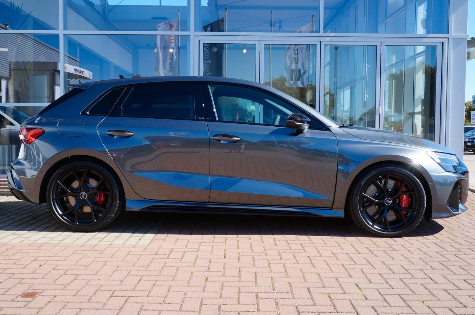 Audi RS3 Sportback *Ceramic*Schalensitze*Pano*Matrix*