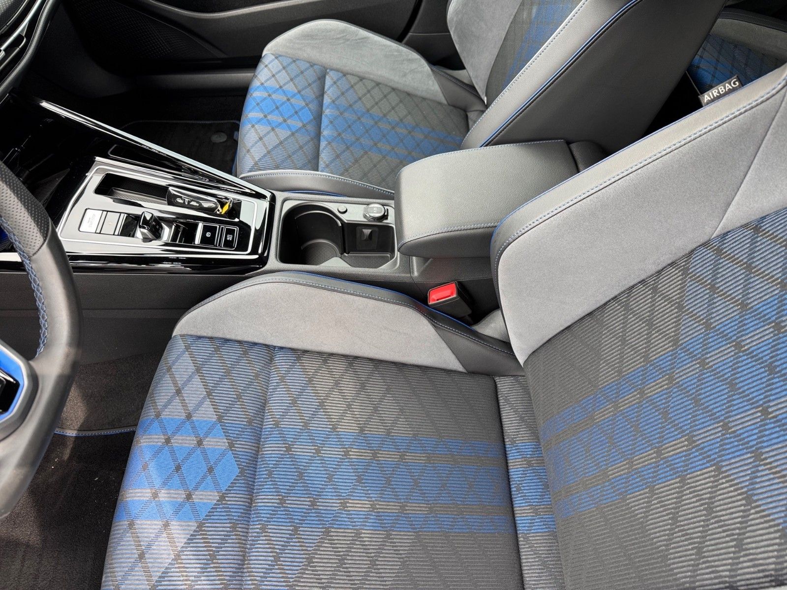 Fahrzeugabbildung Volkswagen Golf VIII Variant R 4Motion 2.0 TSI