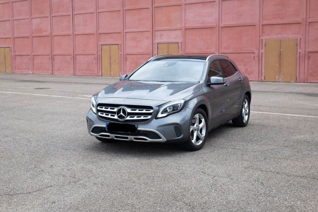 MERCEDES-BENZ GLA 220 4MATIC DCT -