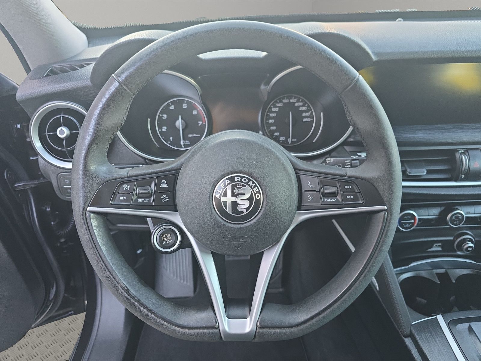 Fahrzeugabbildung Alfa Romeo Stelvio Super Q4 NAVI LEDER AUTOMATIK M+S