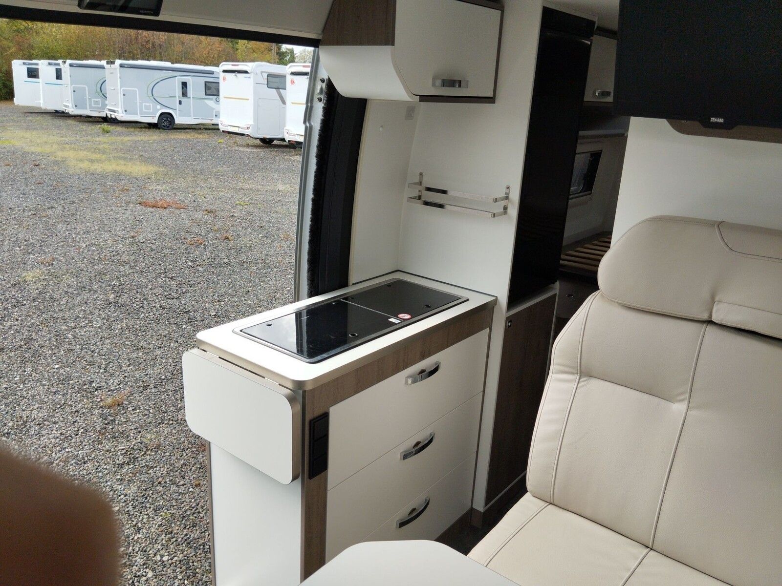 Fahrzeugabbildung Mooveo Campervan 63EB SAT/TV Markise Solar AHK Navi