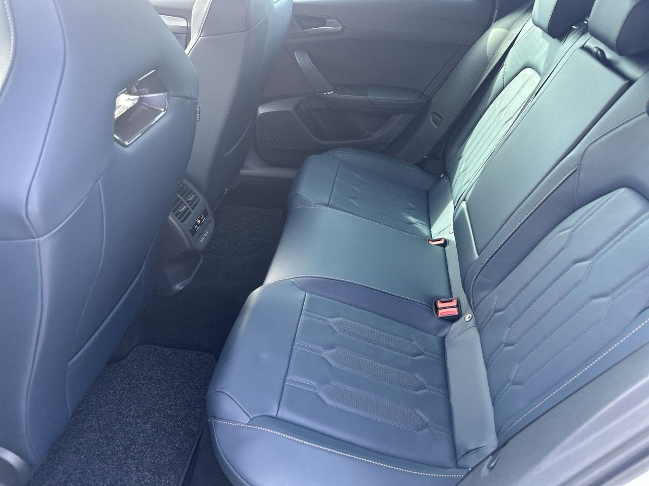 Fahrzeugabbildung CUPRA Leon Sportstourer 2.0 TSI 245 PS DSG - mit KI generiert/bearbeitet