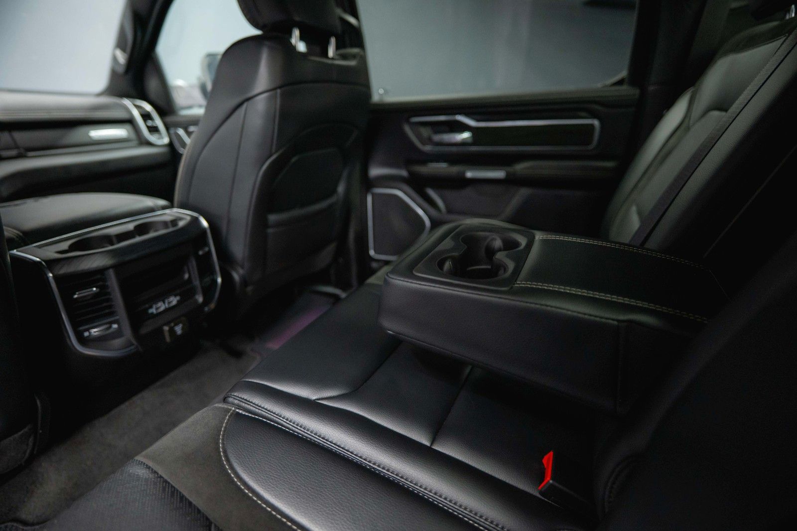 Fahrzeugabbildung Dodge RAM 5.7 V8 HEMI 4x4 OFFROAD Night LARAMIE 19%