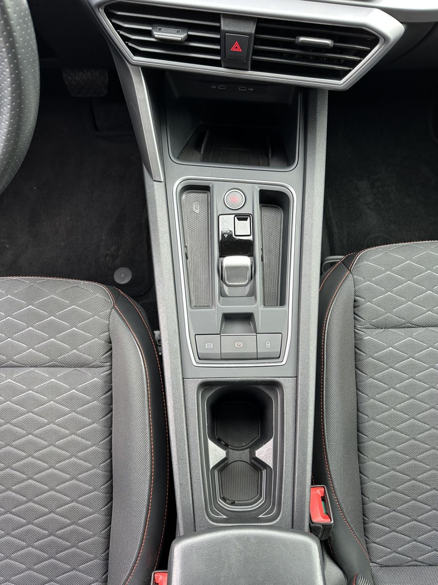 Fahrzeugabbildung SEAT Leon ST 2.0 TDI DSG FR NAV+LED+VCOCK+SHZ+PARKASS