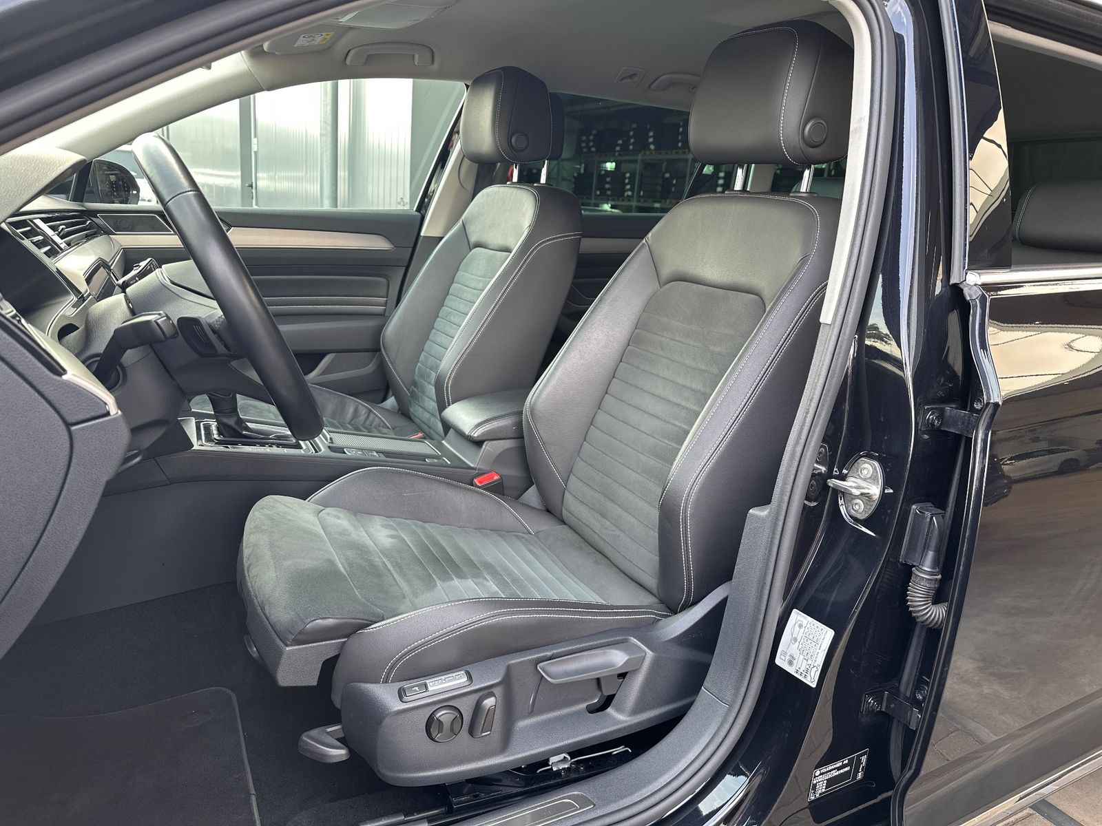 Fahrzeugabbildung Volkswagen Passat Variant Elegance NAV+IQ-LIGHT+ACC+360°+VC