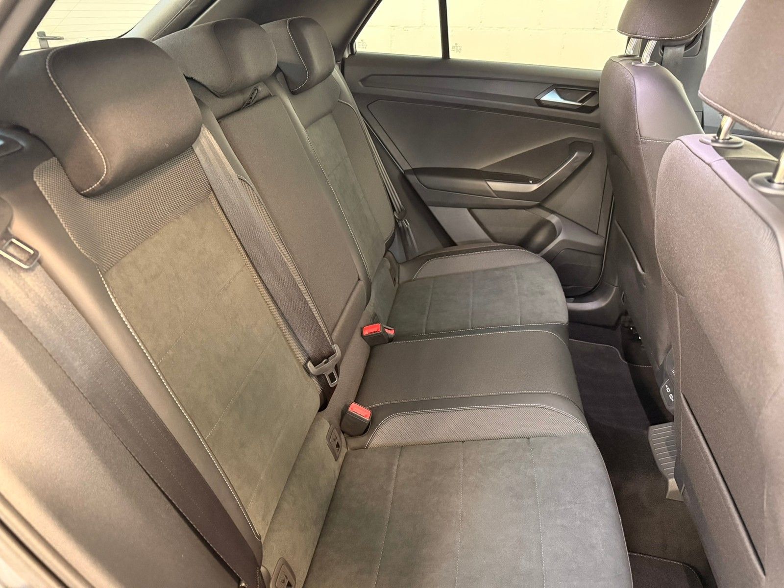 Fahrzeugabbildung Volkswagen T-Roc 1,5 TSI R-Line DSG + AHK + IQ.Light + Navi