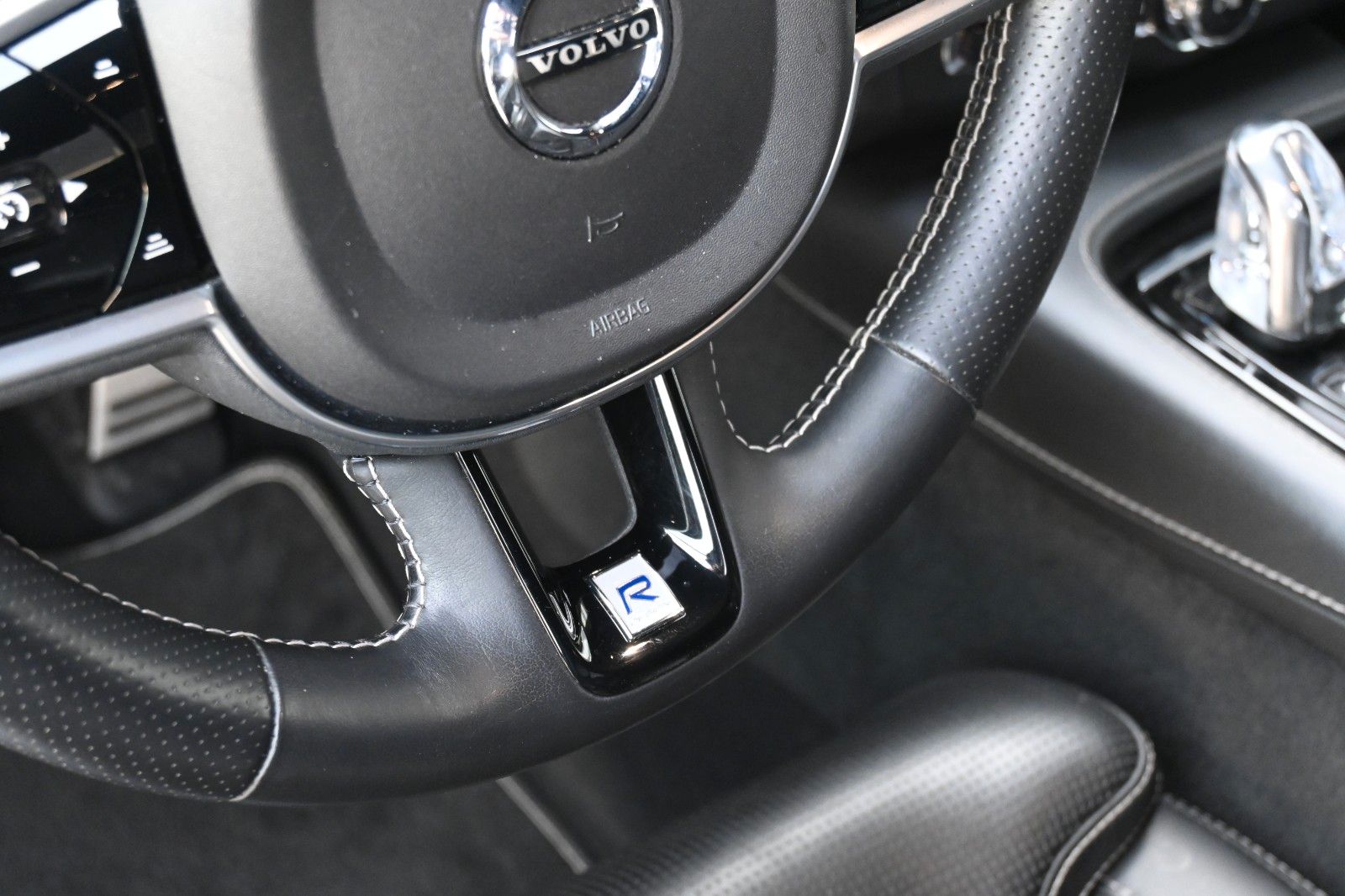 Fahrzeugabbildung Volvo S90 Lim.R-Design Plug-In Hyb. AWD*B&W*LUFT*MASS*