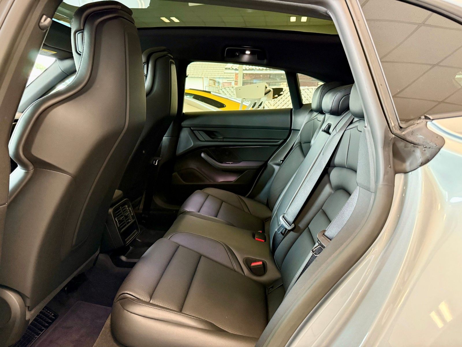 Fahrzeugabbildung Porsche Taycan Sport Turismo Performance/Luftferderung