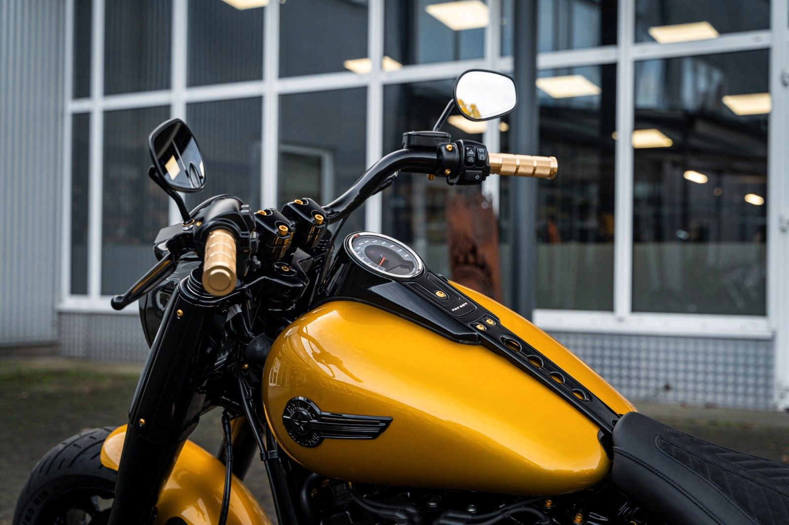 Fahrzeugabbildung Harley-Davidson GOLD DARK FAT BOY FLFBS 114 MY24 - JEKILL&HYDE -