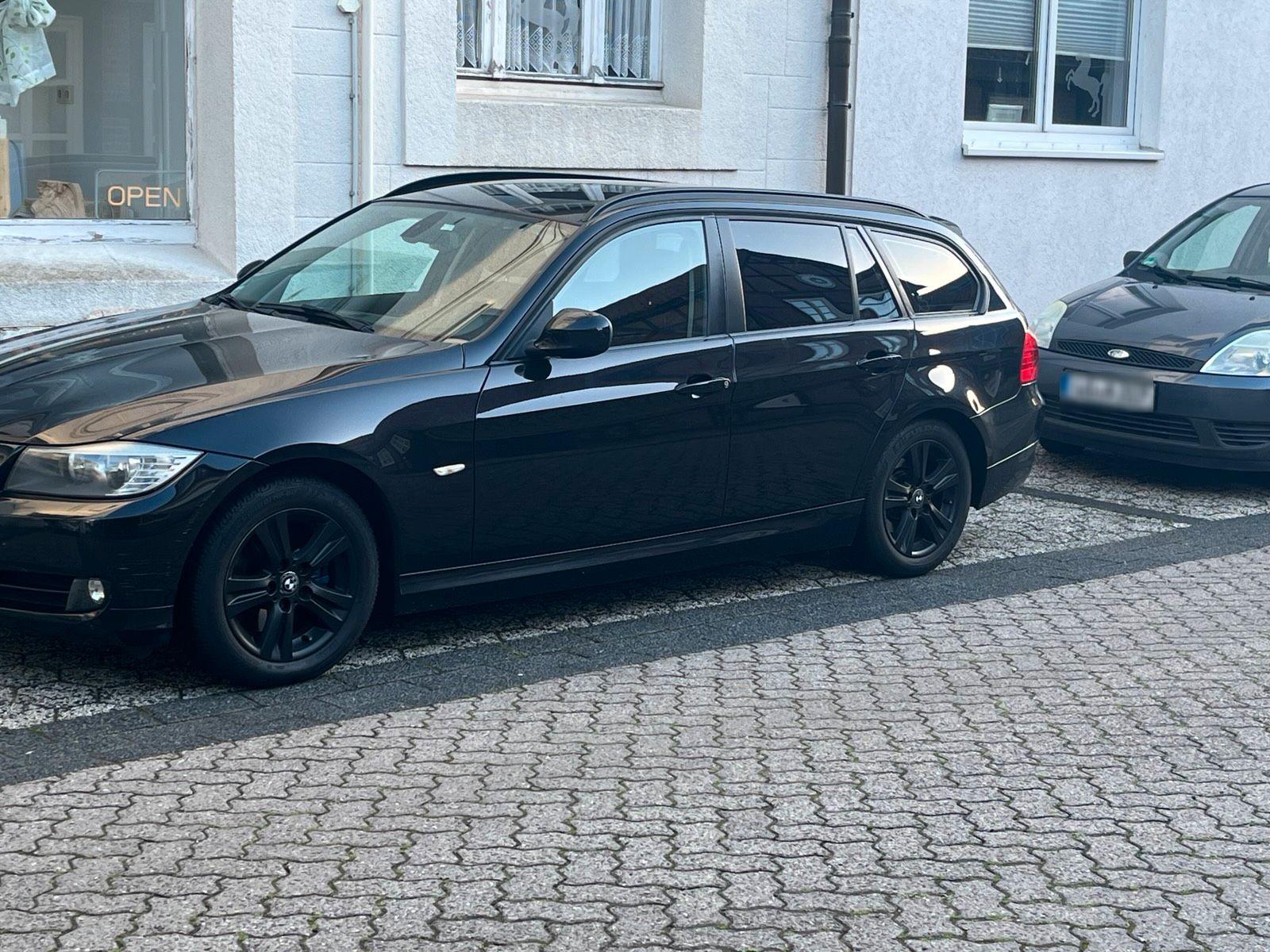 BMW 318 2012 — interior