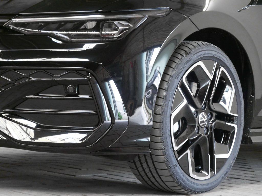 Fahrzeugabbildung Volkswagen Golf 1.5 eTSI R-Line Pano Kamera HarmanKardon