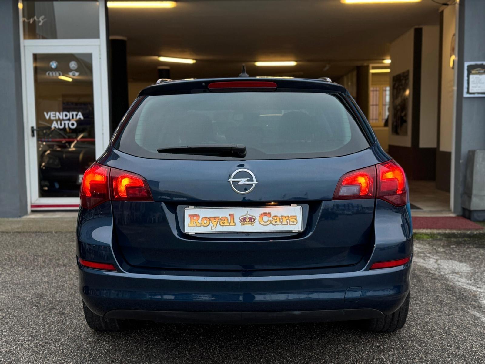 Opel Astra 2011 — photo 6