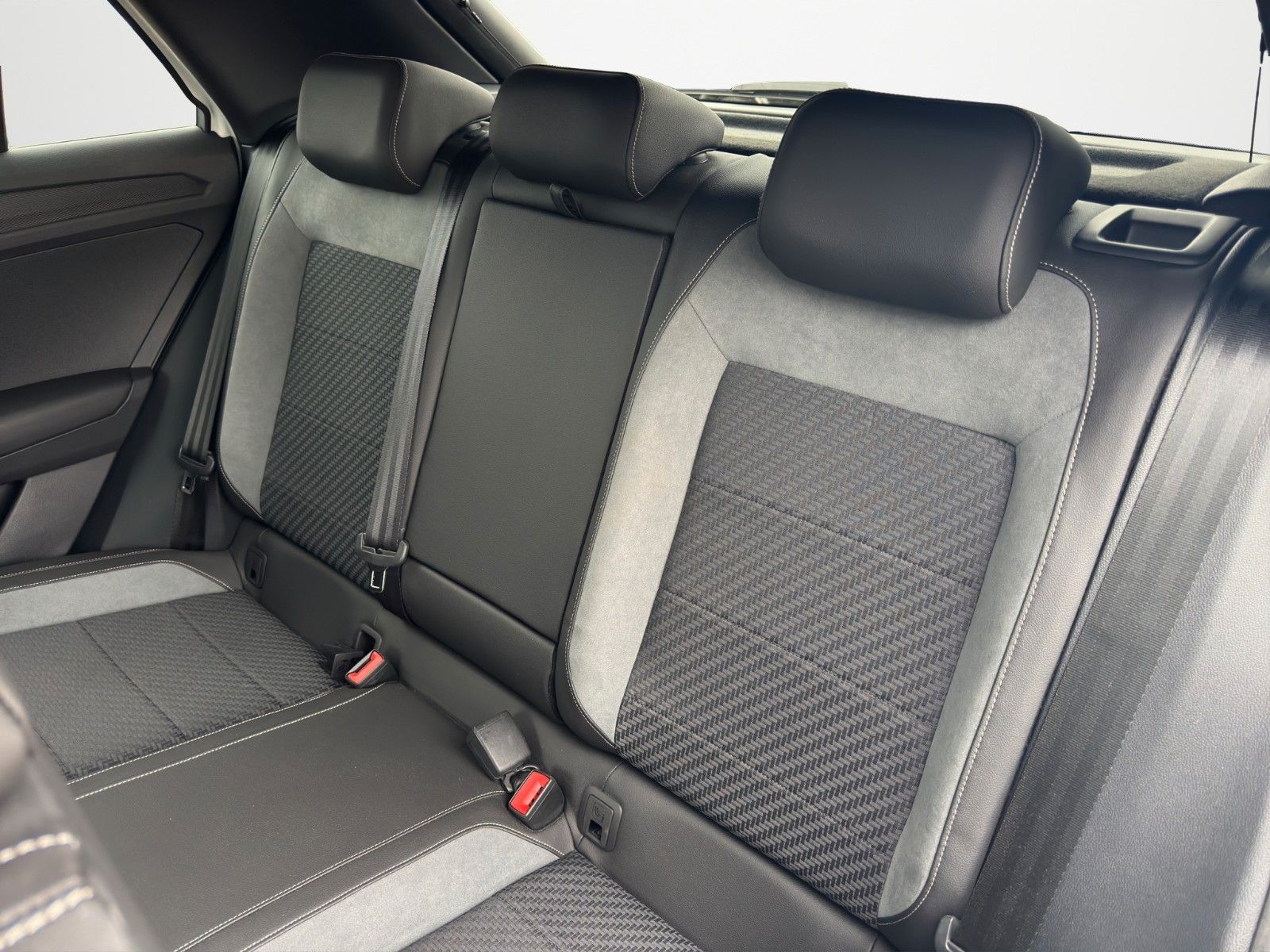 Fahrzeugabbildung Volkswagen T-ROC R 2.0 TSI KAM AHK AKRAPOVIC 19"