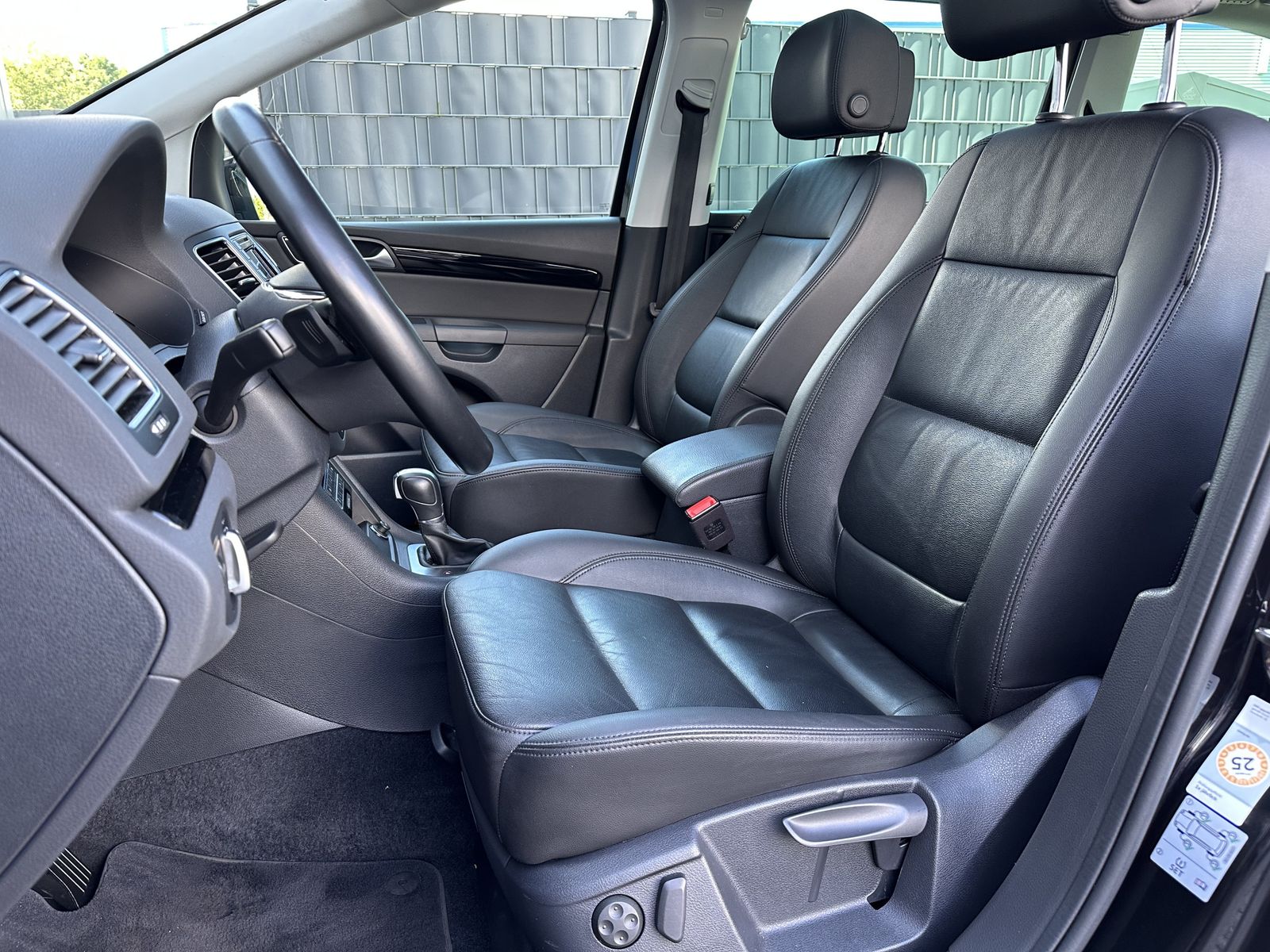 Fahrzeugabbildung Volkswagen Sharan 1.4 TSI DSG 7-Sitzer HL NAV+XEN+AHK+PANO