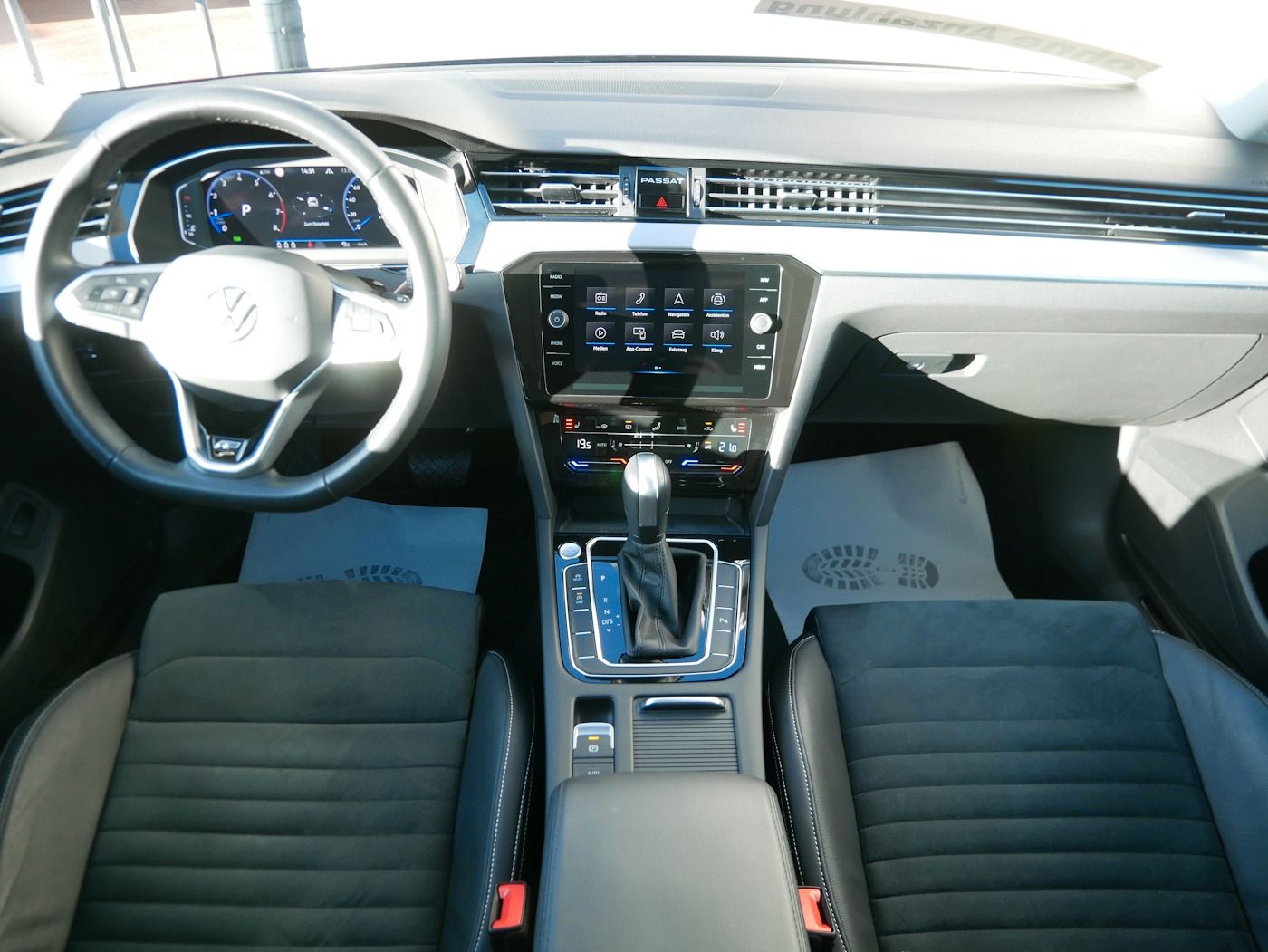 Fahrzeugabbildung Volkswagen Passat Variant 1.5 R-Line DSG AHK Kamera ACC LED