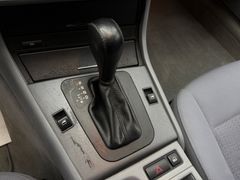 Fahrzeugabbildung BMW 318i Lim. / Automatik Klimaautomatik PDC
