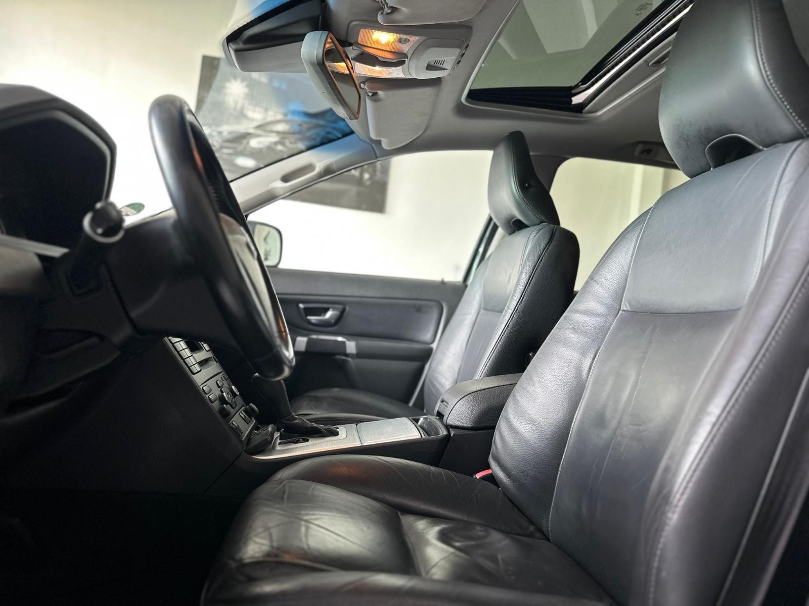 VOLVO XC90 2.4 D5 200 ch MOMENTUM GEARTRONIC 7 PLACES 4X4 - 1ère MAIN - ATTELAGE - TOIT - 194000 km