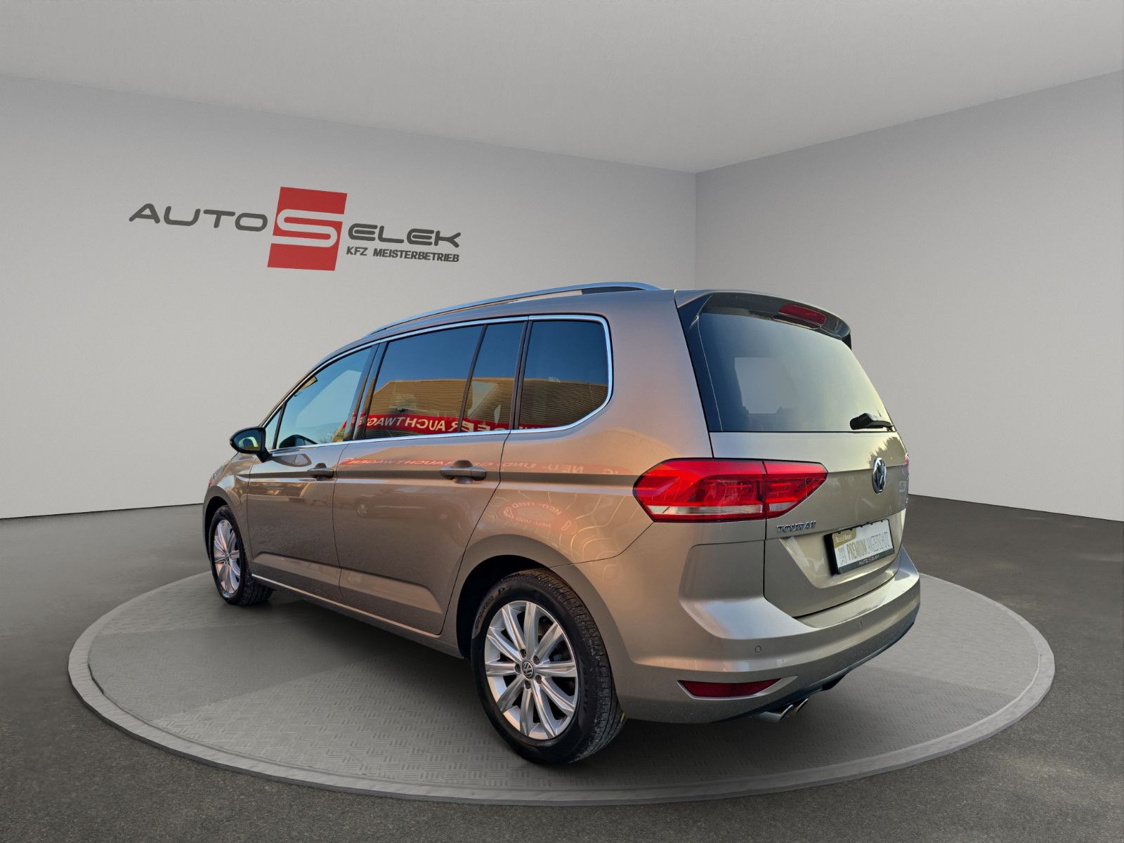 Fahrzeugabbildung Volkswagen Touran Highline+NAVI+LEDER+LED+AHK+TEMPOMAT+DSG