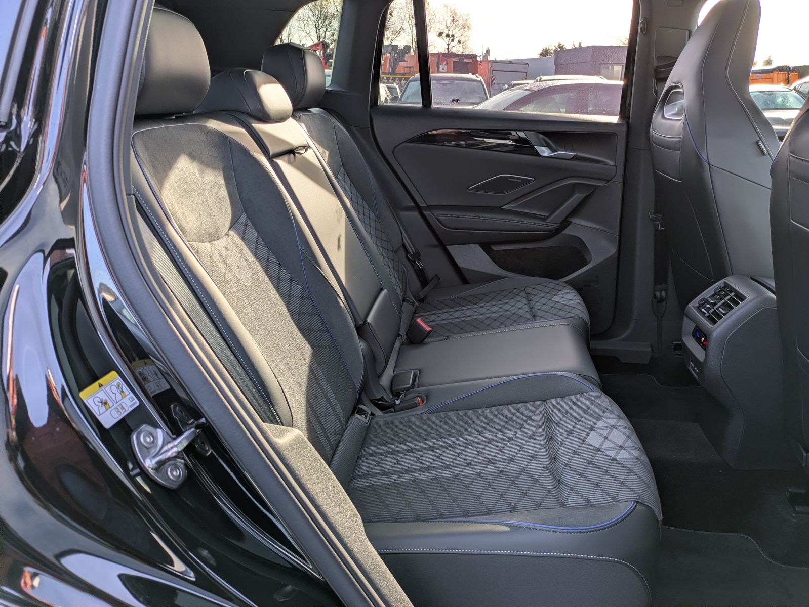 Fahrzeugabbildung Volkswagen Tiguan 2.0 TDI 4M R-Line PANO*H&K*AHK*MATRIX*20"