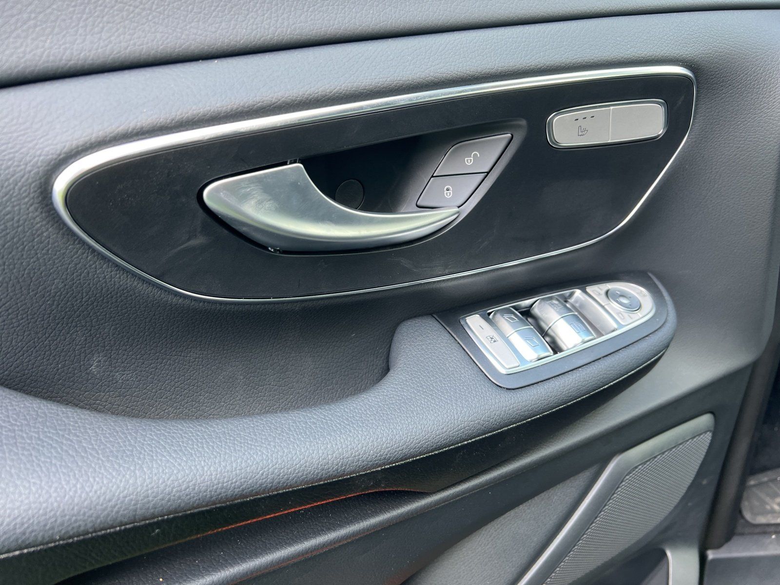 Fahrzeugabbildung Mercedes-Benz V300d 4M EDITION Extralang AIRMATIC DISTR 19"AMG
