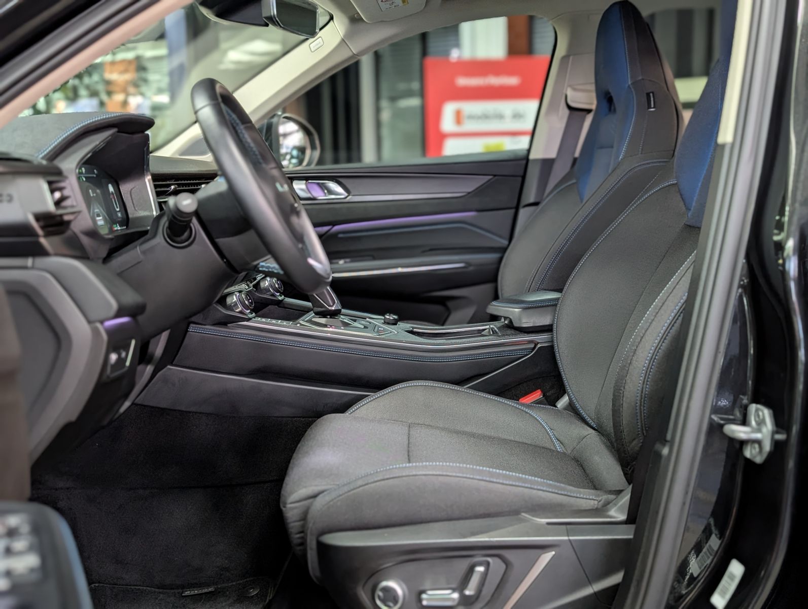 Fahrzeugabbildung Lynk&Co 01 1.5 T HEV ACC PANO APP LED KAM MEMO SHZ 24TKM