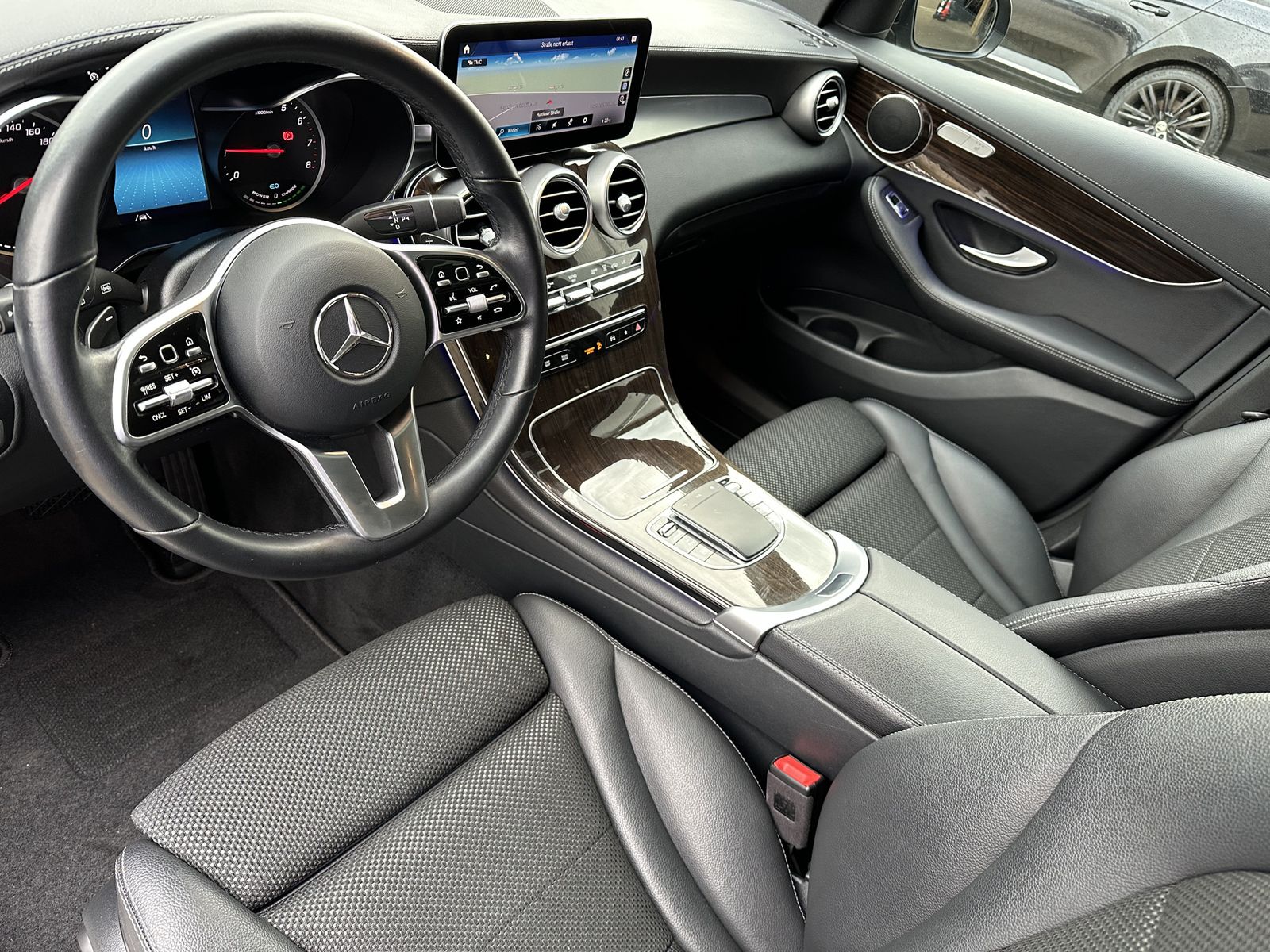 Fahrzeugabbildung Mercedes-Benz GLC 300e 4Matic Luxury NAV+LED+PANO+19ZOLL+1HD