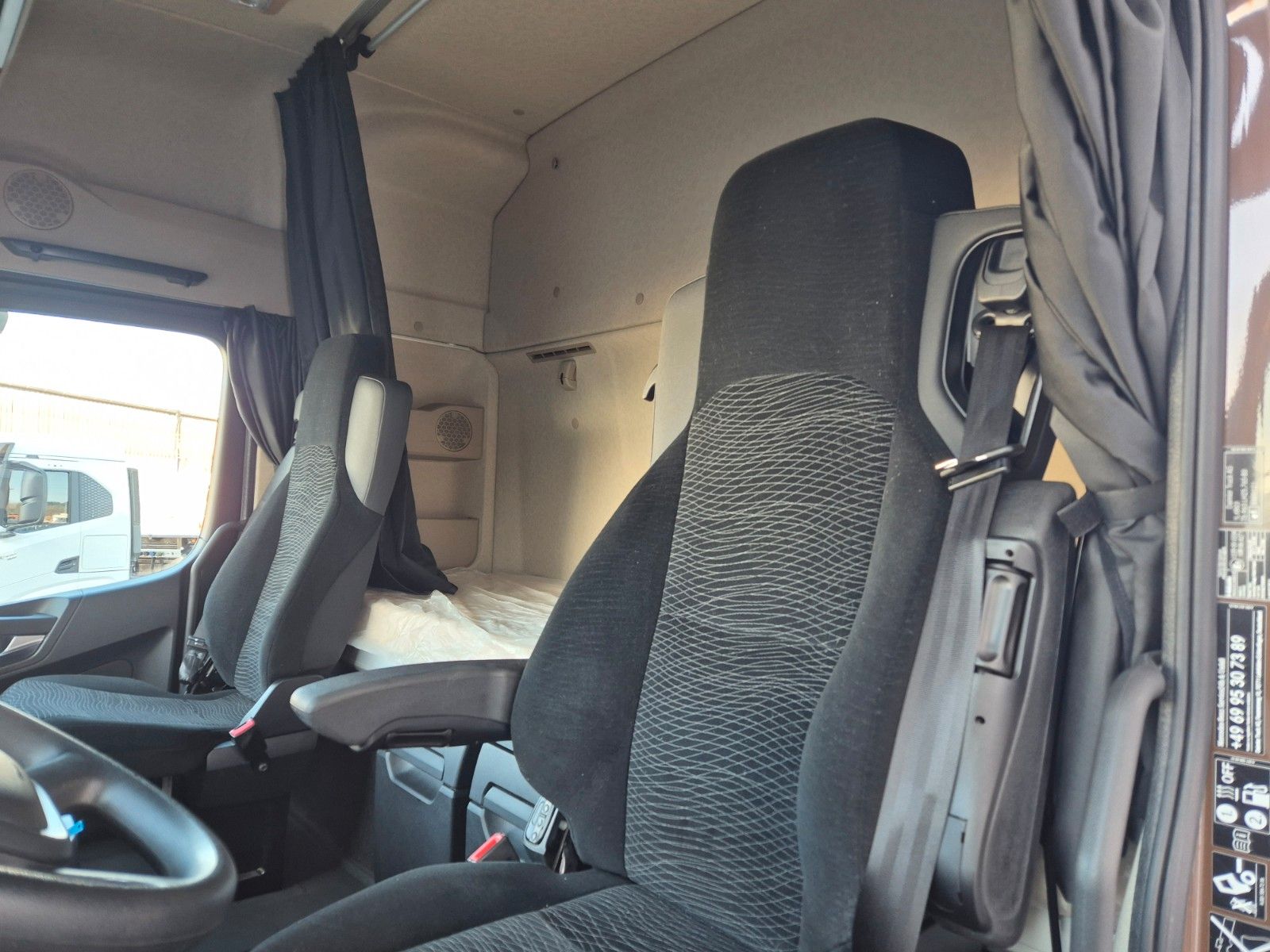 Fahrzeugabbildung Mercedes-Benz Actros 1848 LS Öl-Retarder Standklima BigSpace