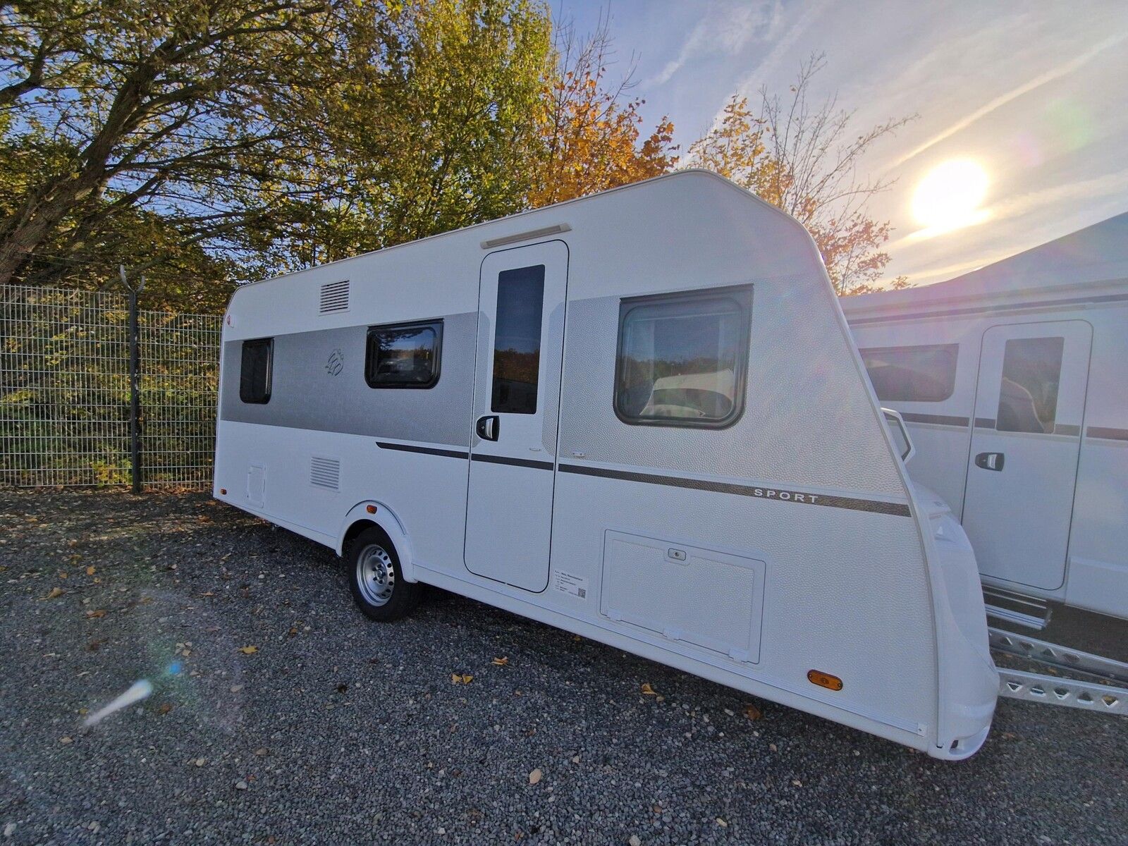 Fahrzeugabbildung Knaus Sport 500 KD 3 Stockbett mit Garagentür, 1800 kg