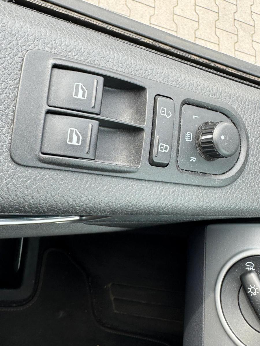 Volkswagen T5 Multivan Edition 25 2.0 TDI 179 ch BVA / 7 places / Alcantara / Toit panoramique / Chauffage auxiliaire