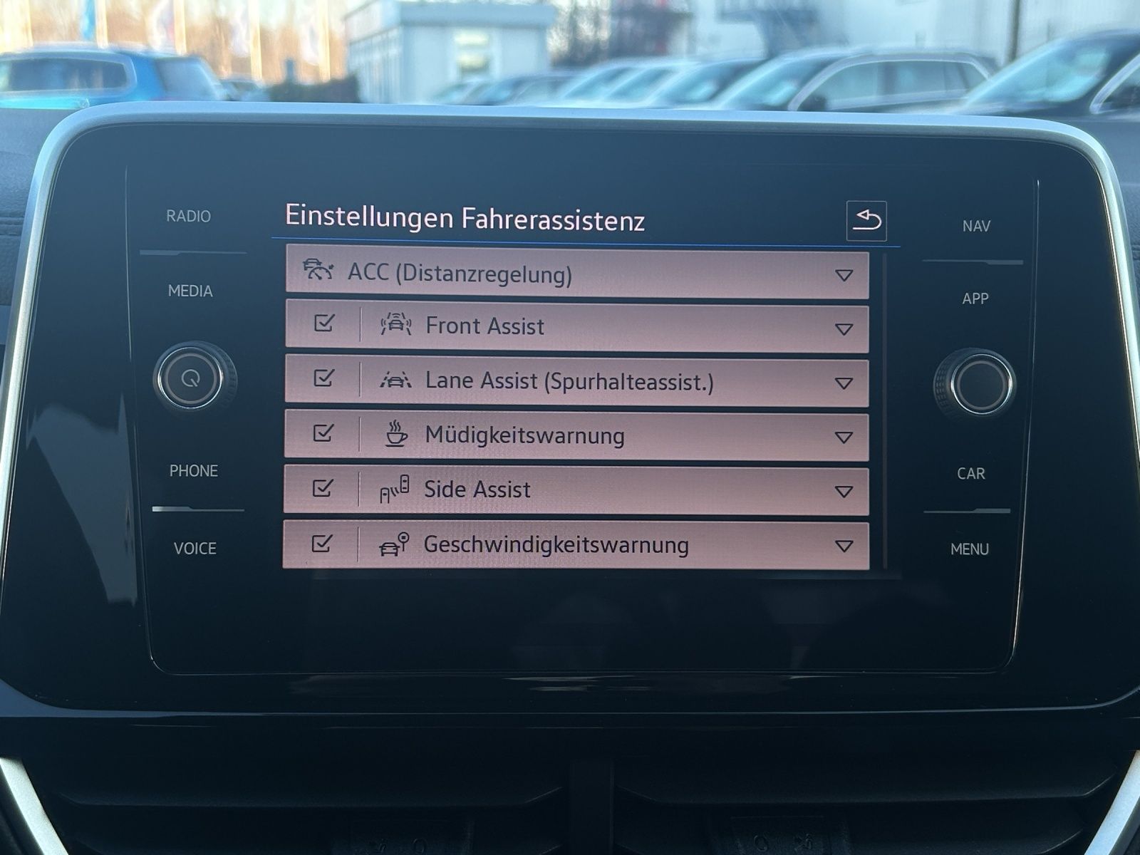 Fahrzeugabbildung Volkswagen T-Roc R-Line TSI IQ.Light ACC SH RearView AppCon