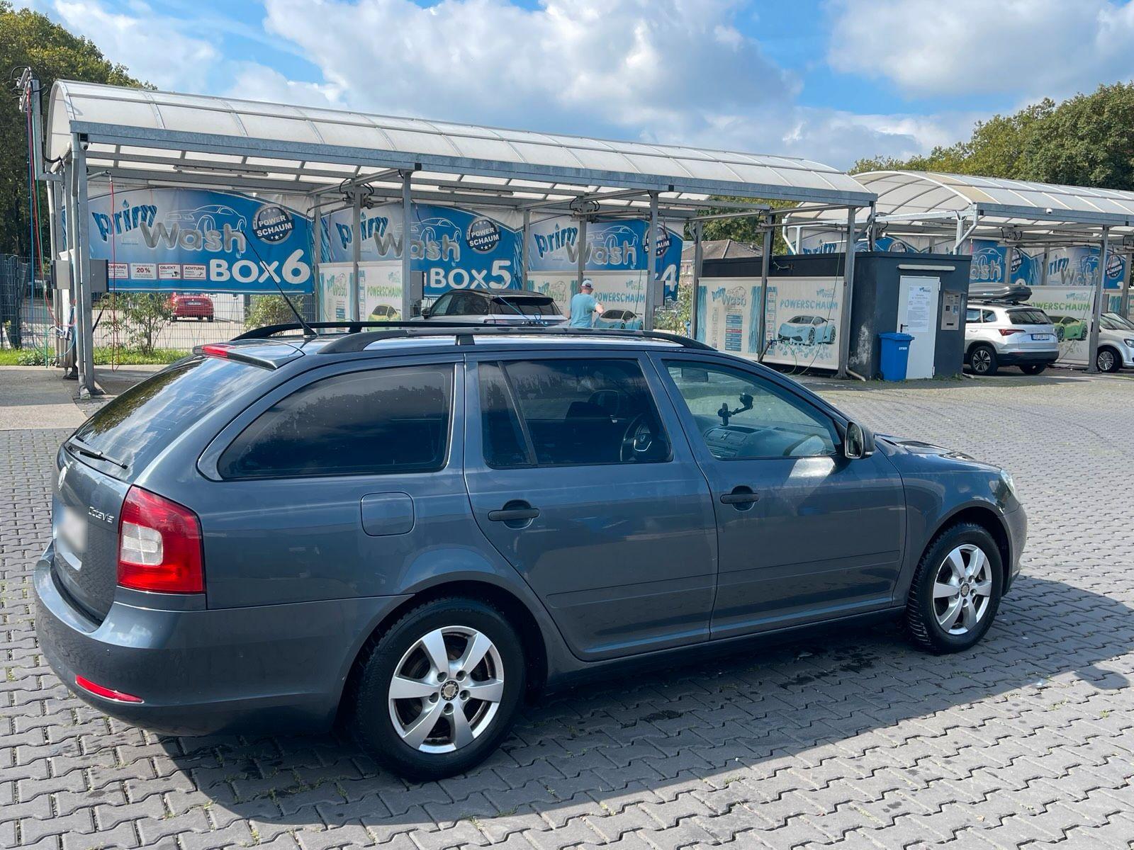 Skoda Octavia 2010 — rear view