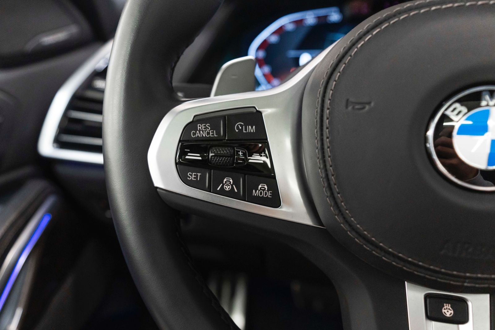 Fahrzeugabbildung BMW X6 40i xDrive M Sportpaket Harman Head up 360