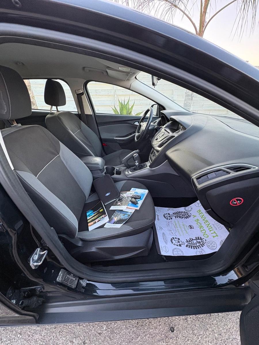 Ford Focus 2012 — interior