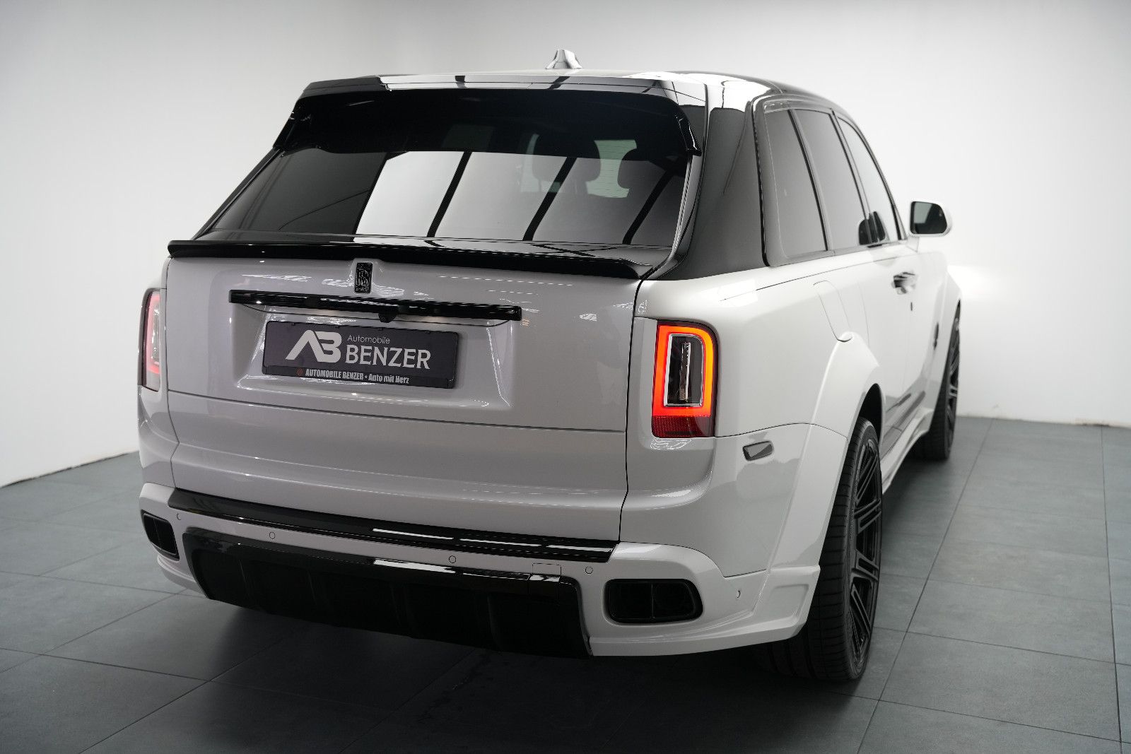 Fahrzeugabbildung Rolls-Royce Cullinan/NOVITEC/WIDEBODY/24''/FOND-TV/STERNEHIM