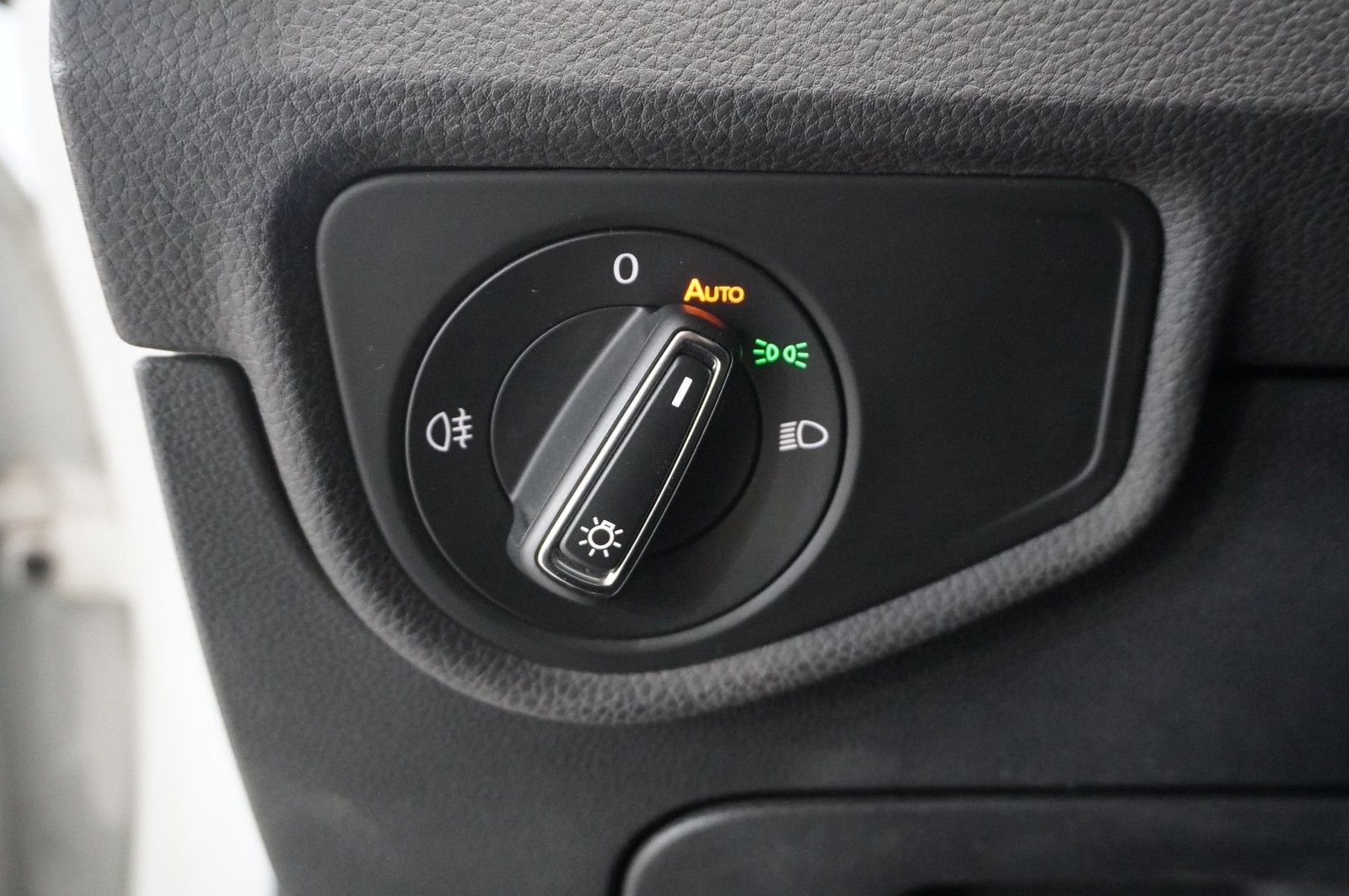 Fahrzeugabbildung Volkswagen Touran 2.0 TDI COMFORTLINE DSG NAVI/SH/ACC/DAB+