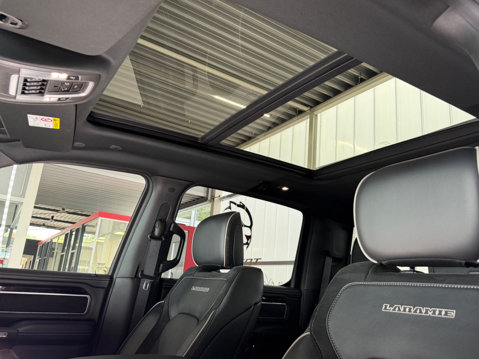 Fahrzeugabbildung Dodge RAM 1500 5,7 Laramie NIGHT LPG Luft RamBox