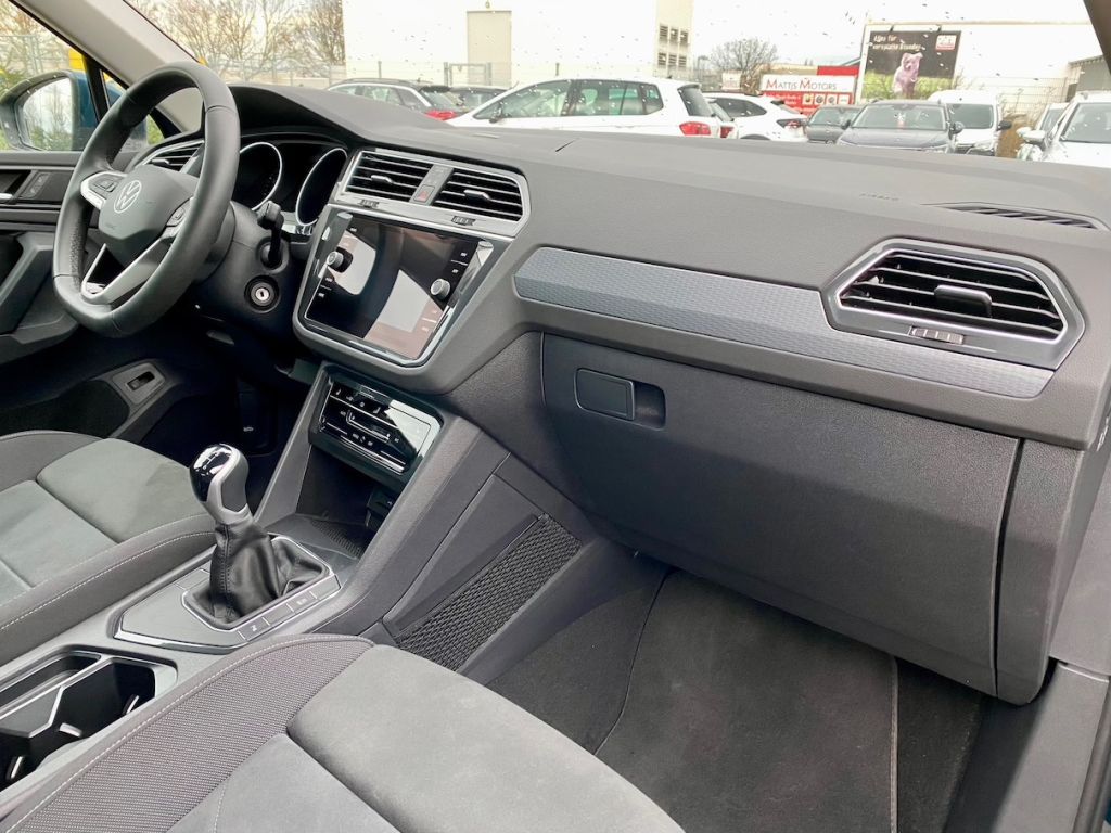 Fahrzeugabbildung Volkswagen Tiguan 1.5 TSI Life AAC NAVI SHZ PDC MASSAGE