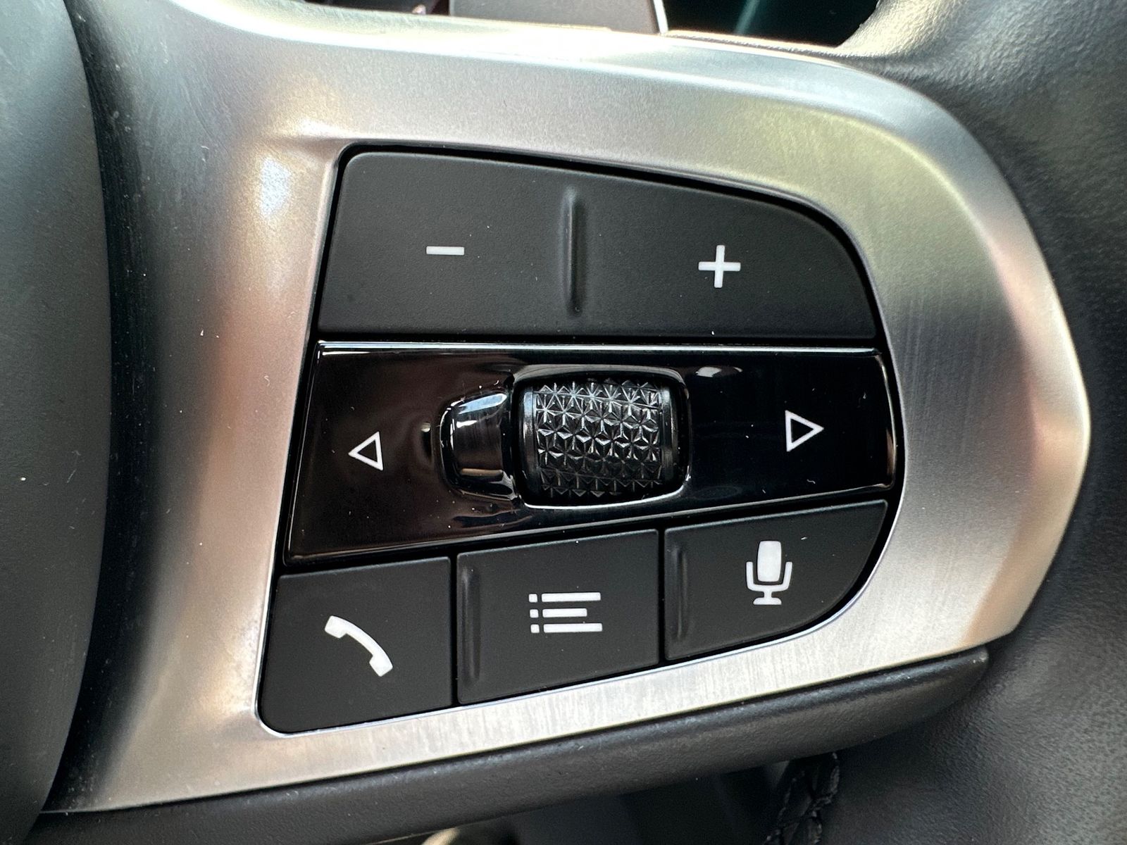 Fahrzeugabbildung BMW 330 e Touring M-Sport NAV+LED+PANO+AHK+HEAD-UP