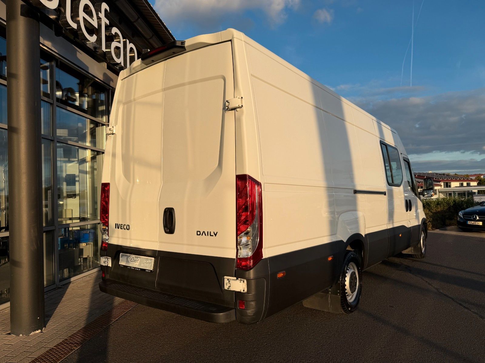 Fahrzeugabbildung Iveco Daily 35S14H CRV , Crewcab, 7-Sitze, Klima