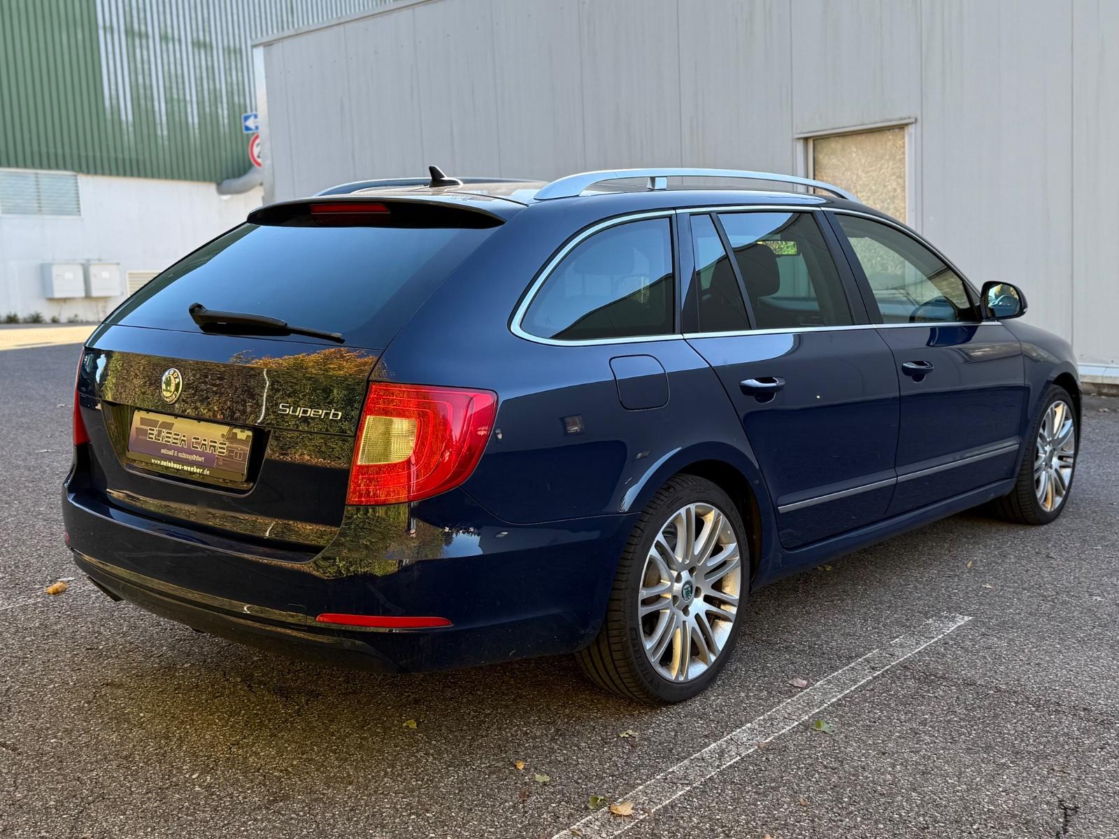 Skoda Superb 2012 — rear view