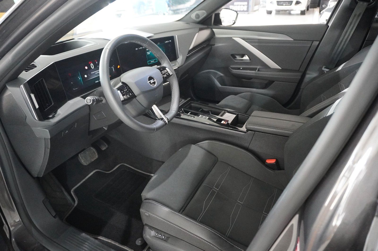 Fahrzeugabbildung Opel Astra L ST 1.2T GS SPORT NAVI/LED/360°/PANO./HUD