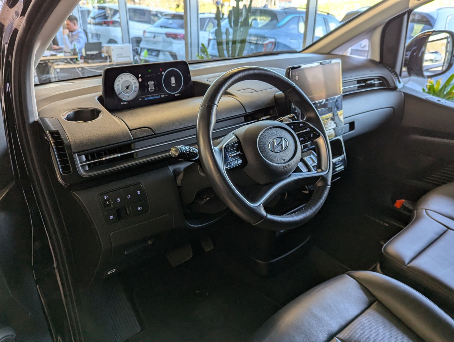 Fahrzeugabbildung Hyundai Staria 2.2 CRDi Aut Prime 4WD Leder Pano 9-Sitze