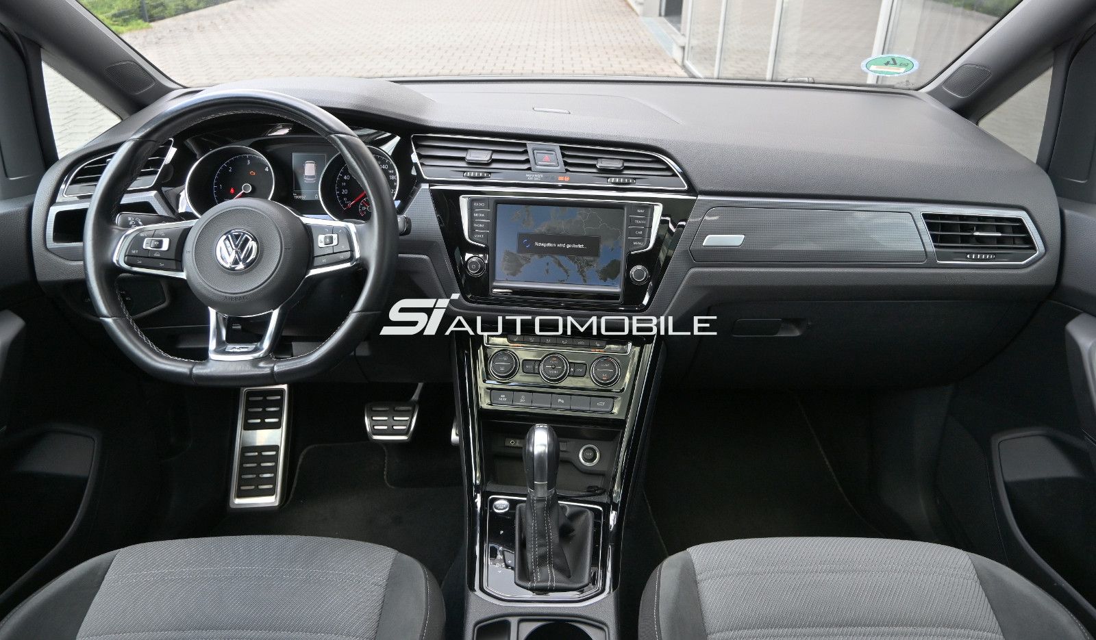 Fahrzeugabbildung Volkswagen Touran 2.0 TDI DSG R-Line °ACC°AHK°PANORAMA°KAM°
