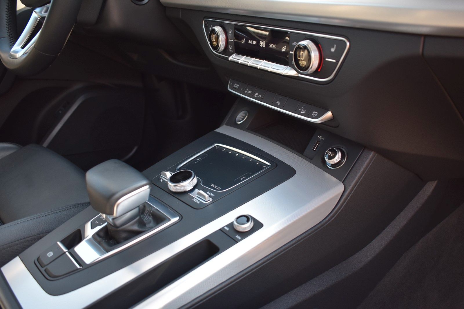 Fahrzeugabbildung Audi Q5 40 TDI quattro sport/Anhänger/LED/Tempomat