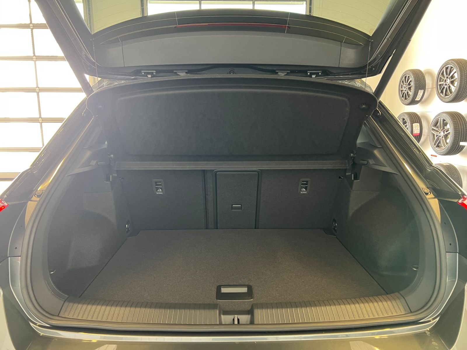 Fahrzeugabbildung Volkswagen T-Roc R-Line 1.5 TSI DSG *LED, Easy Open, 18"-LM